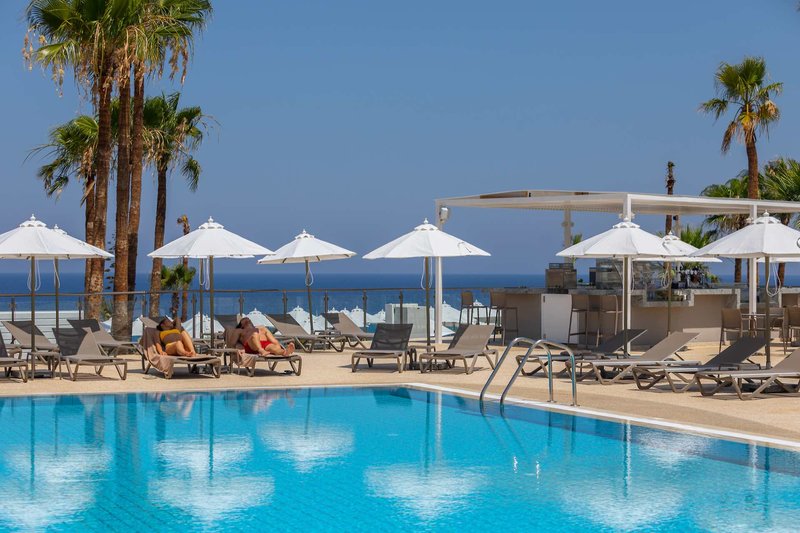 Ferien im Leonardo Crystal Cove Hotel and Spa by the Sea - hier günstig online buchen