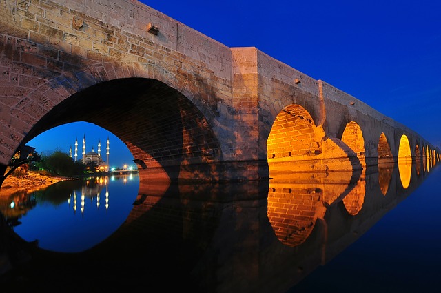 Die berühmte Steinbrücke Tas Köprü, sie gilt als älteste Brücke der Welt